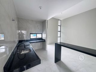 Casa Para Vender com 3 quartos 3 suítes no bairro Lagoa Redonda em Fortaleza