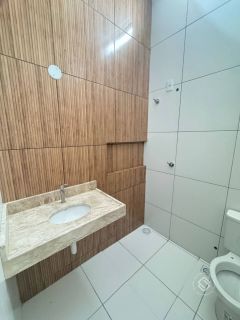 Casa Para Vender com 3 quartos 3 suítes no bairro Lagoa Redonda em Fortaleza