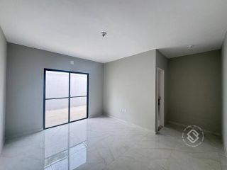 Casa Para Vender com 3 quartos 3 suítes no bairro Lagoa Redonda em Fortaleza