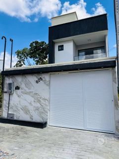 Casa de Condomínio Para Vender com 4 quartos 3 suítes no bairro Maraponga