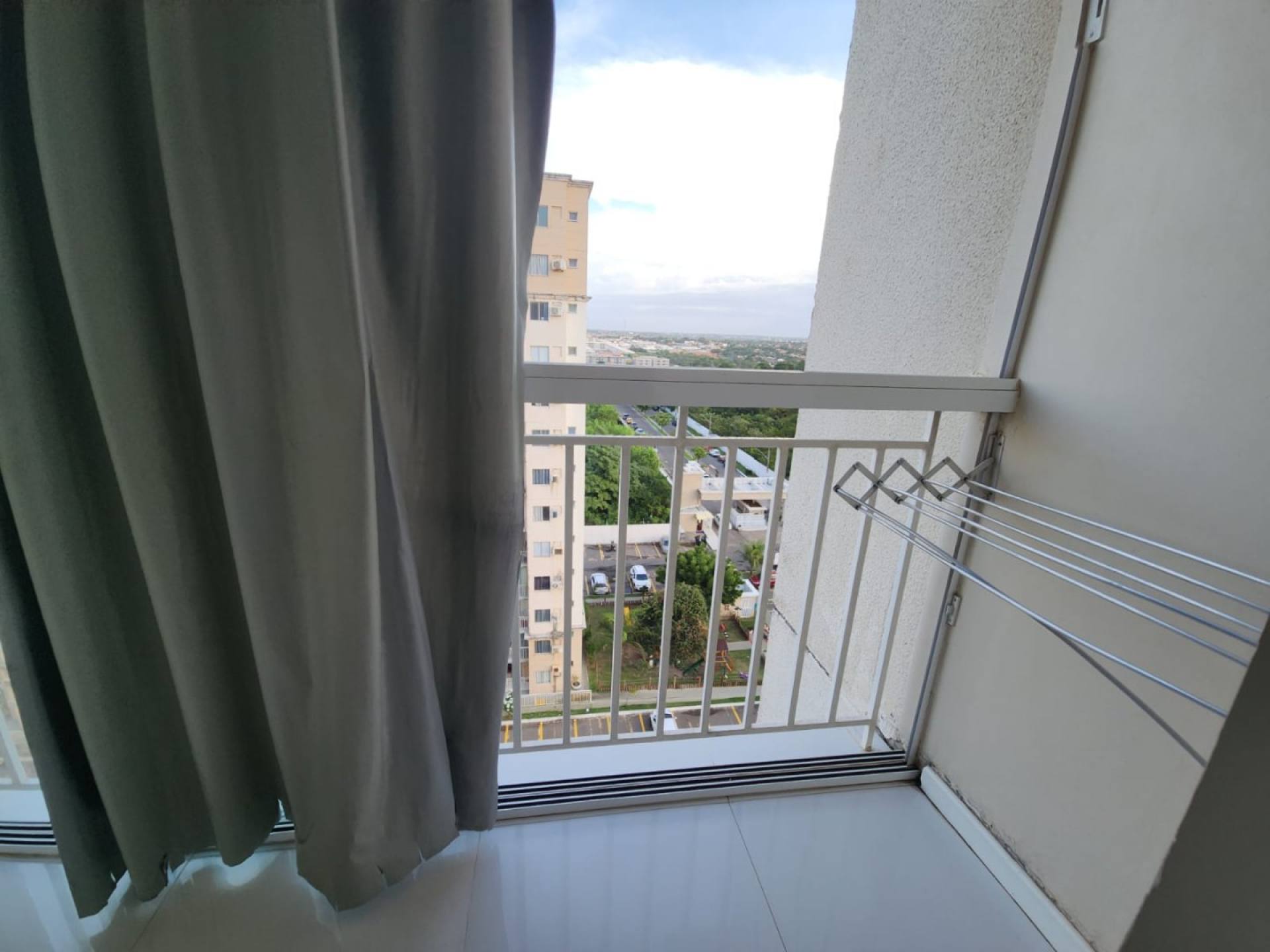 075 Vendo Apartamento mobiliado andar alto com 02 banheiros 77m2 no Aracagy