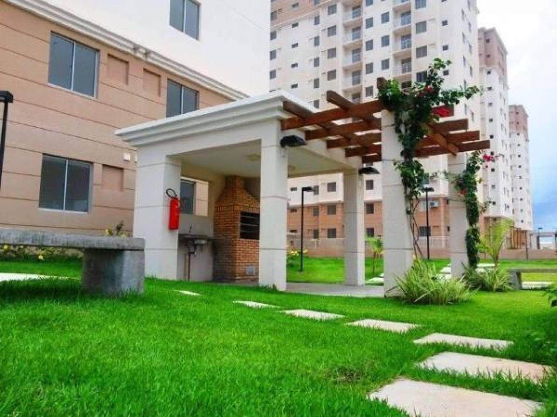 075 Vendo Apartamento mobiliado andar alto com 02 banheiros 77m2 no Aracagy