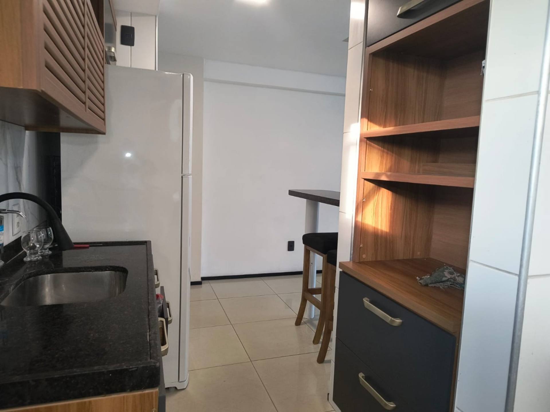 075 Alugo Apartamento mobiliado bem localizado com 03 quartos 02 vagas 82m2 no Cohajap