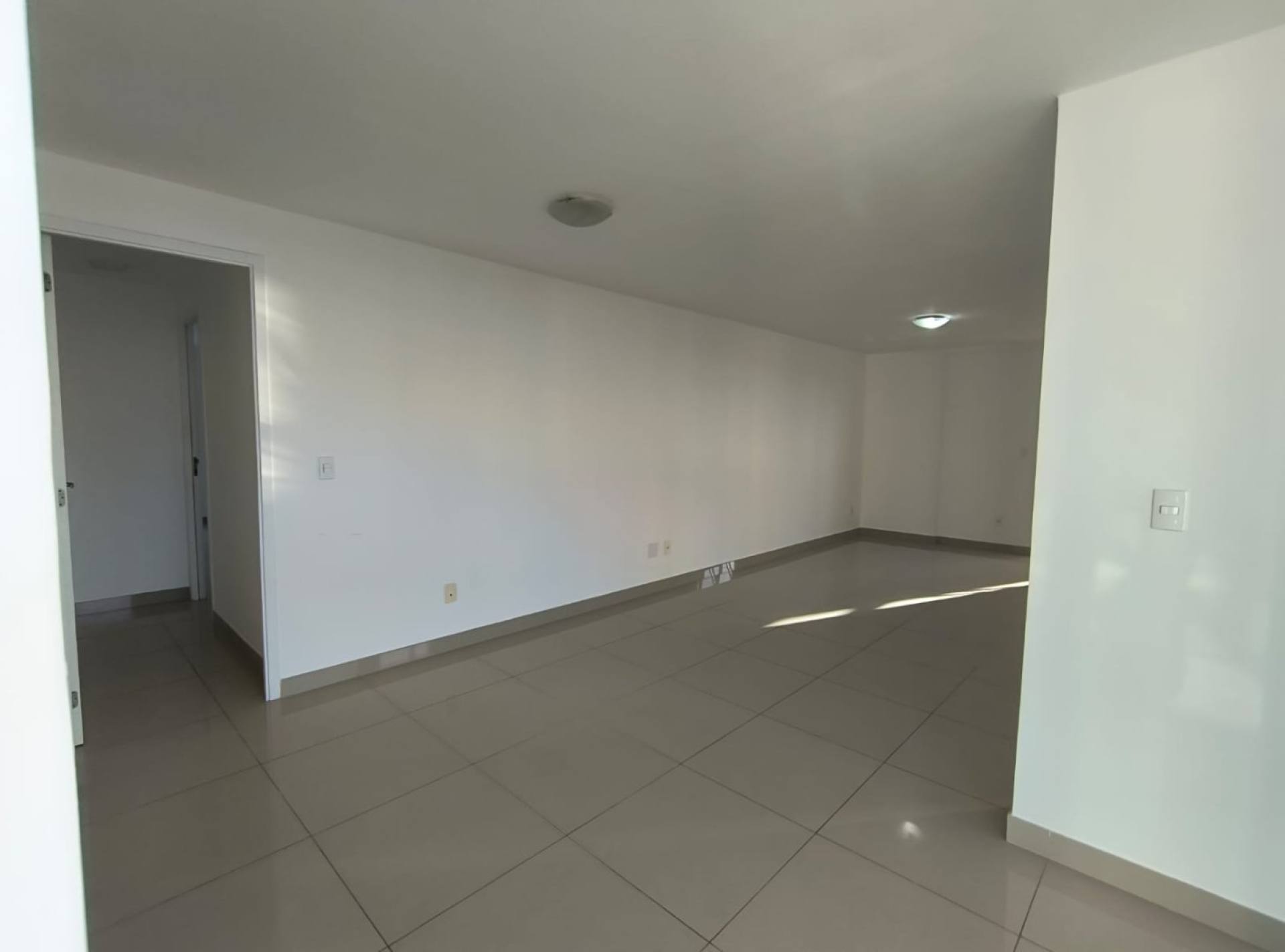 075 Vendo Excelente apartamento andar alto 105m² 03 quartos porcelanato no Renascença II em São Luís