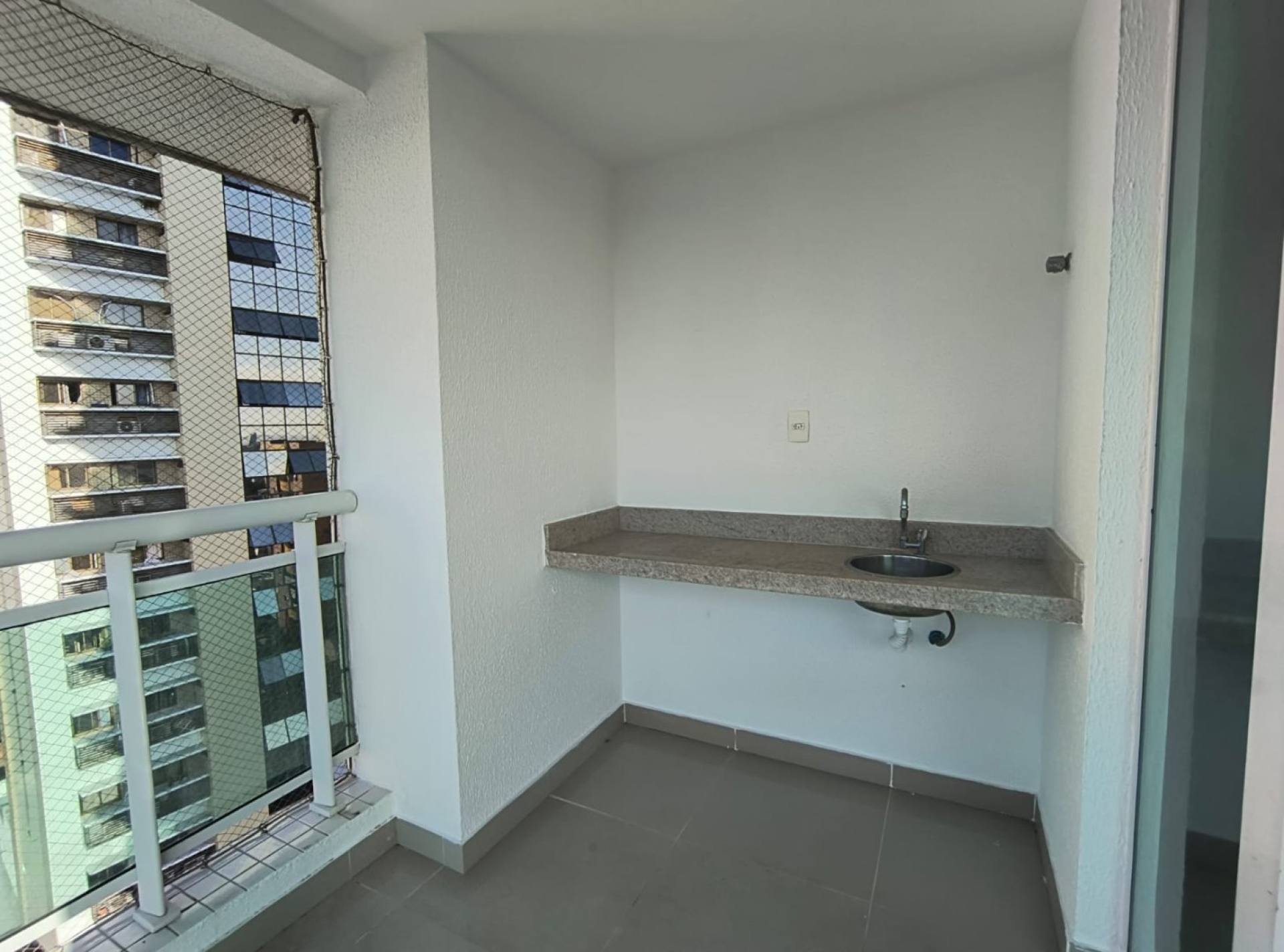 075 Vendo Excelente apartamento andar alto 105m² 03 quartos porcelanato no Renascença II em São Luís