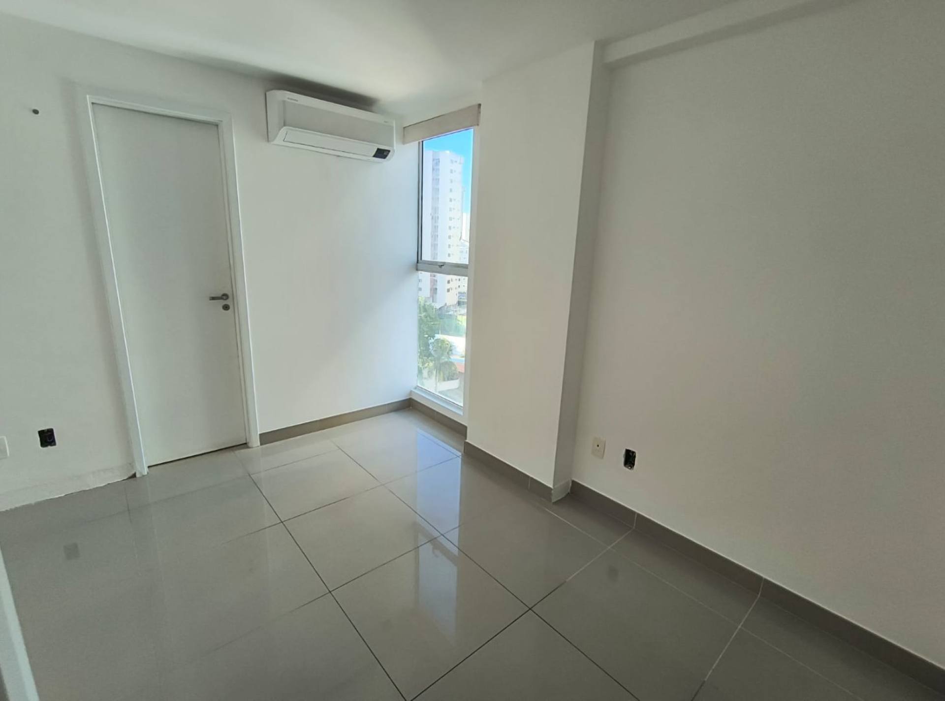 075 Vendo Excelente apartamento andar alto 105m² 03 quartos porcelanato no Renascença II em São Luís