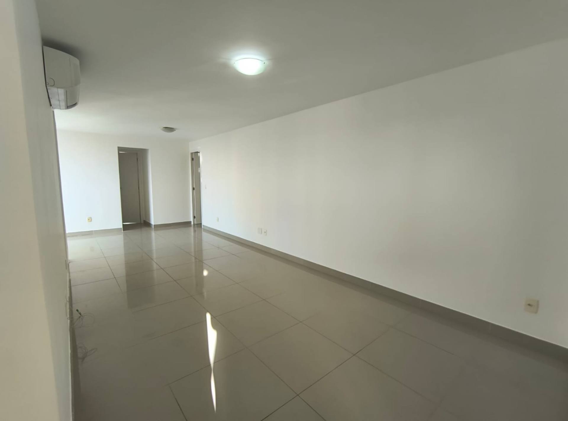 075 Vendo Excelente apartamento andar alto 105m² 03 quartos porcelanato no Renascença II em São Luís