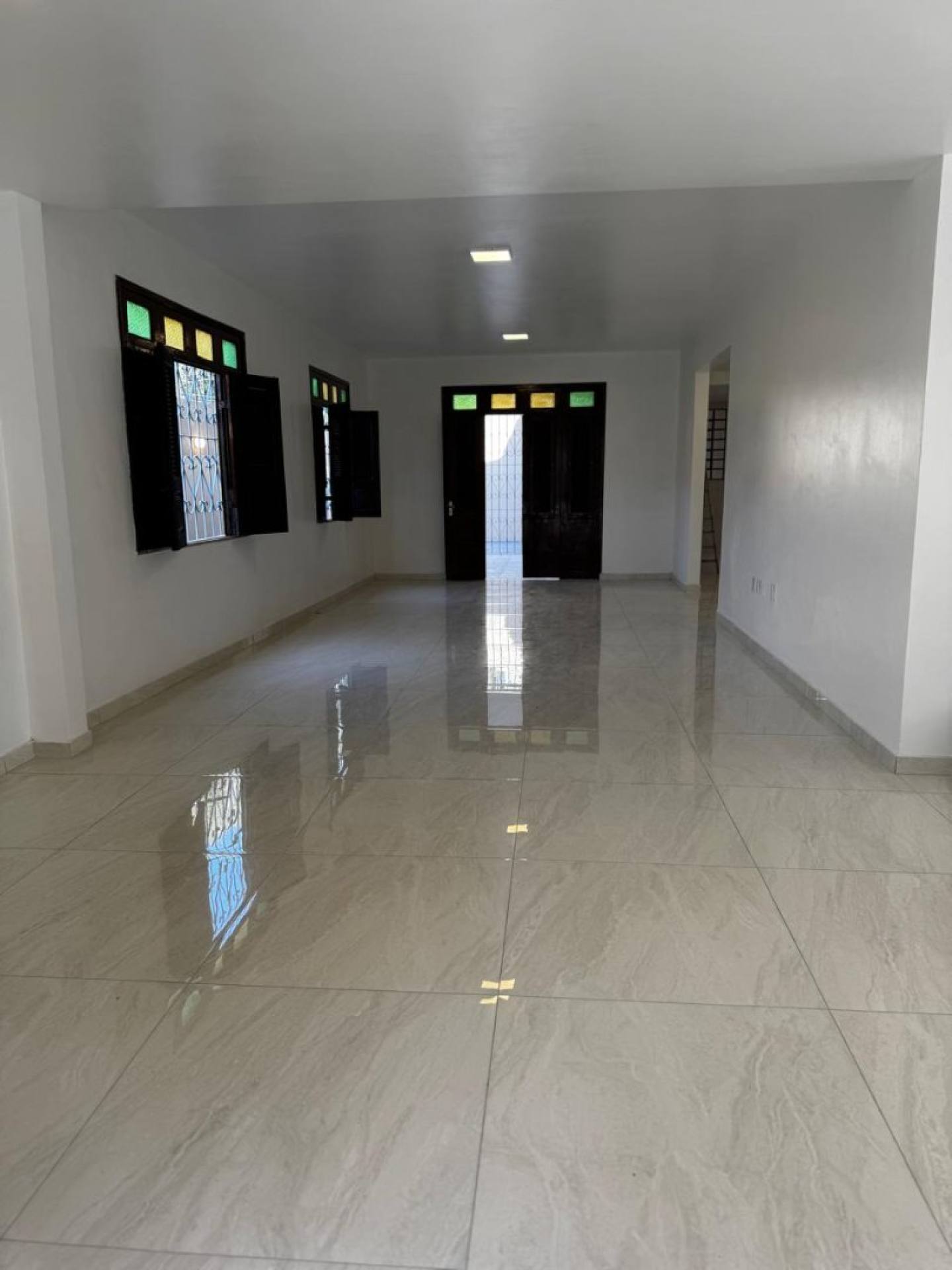 CR - Excelente casa duplex com 5 quartos, sendo 3 suítes.
