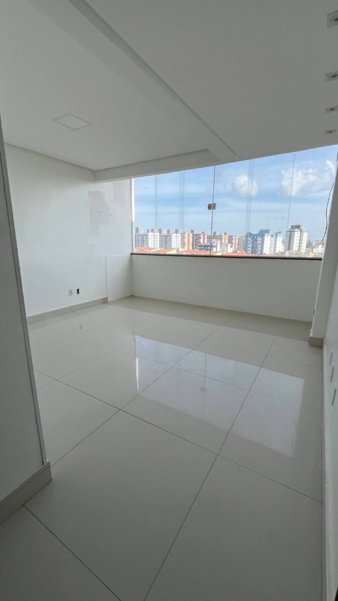 MA - ALUGA UMA COBERTURA DUPLEX SUPER VENTILADA NO BAIRRO DO CALHAU