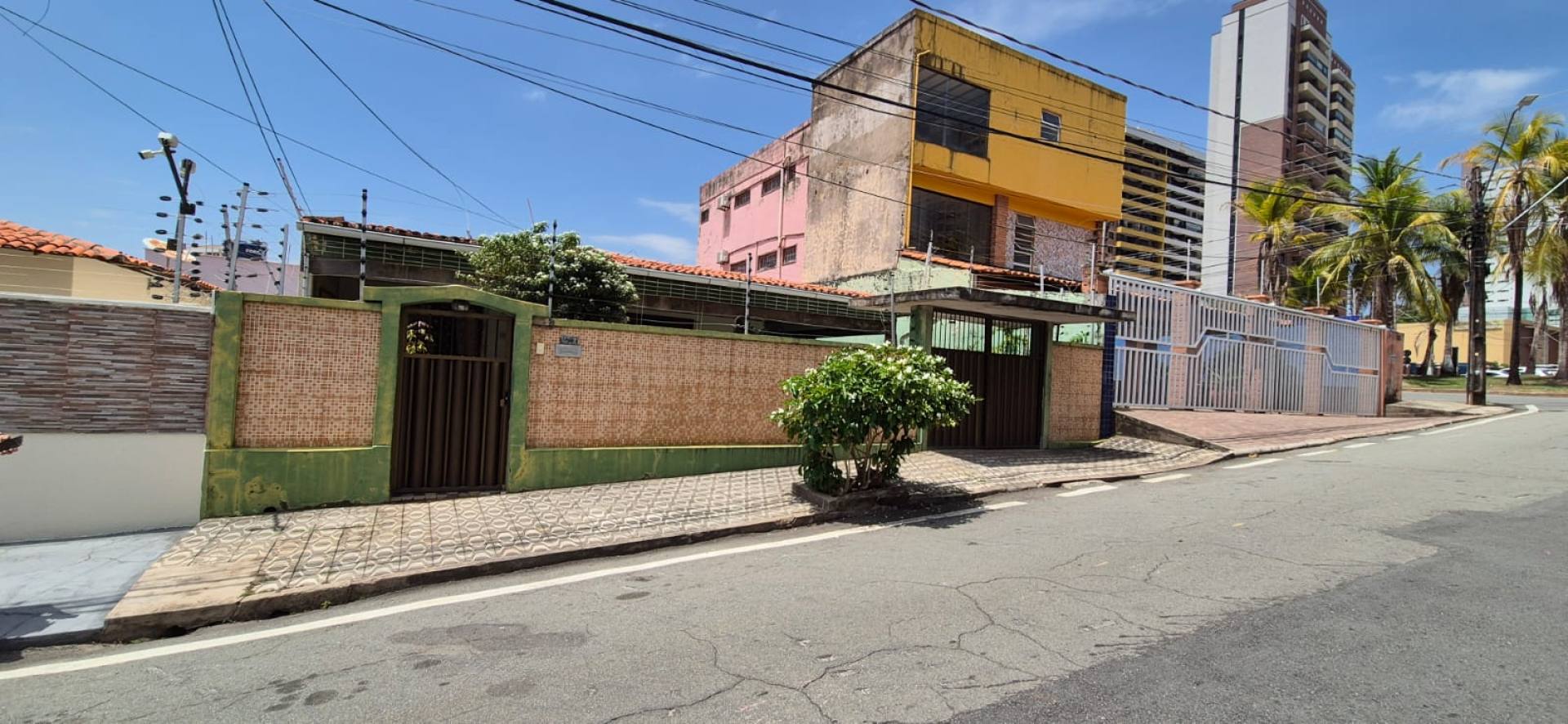 075 Vendo Casa a 400m da praia com 4 quartos 1 suíte no bairro Ponta do Farol em São Luís