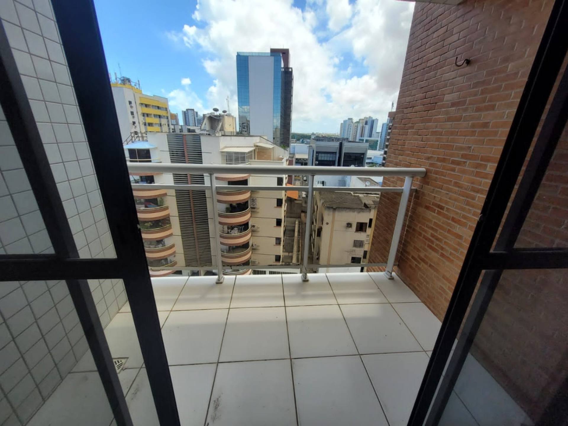 075 Alugo Apartamento 3 quartos 1 suíte 02 vagas no bairro Renascença II em São Luís