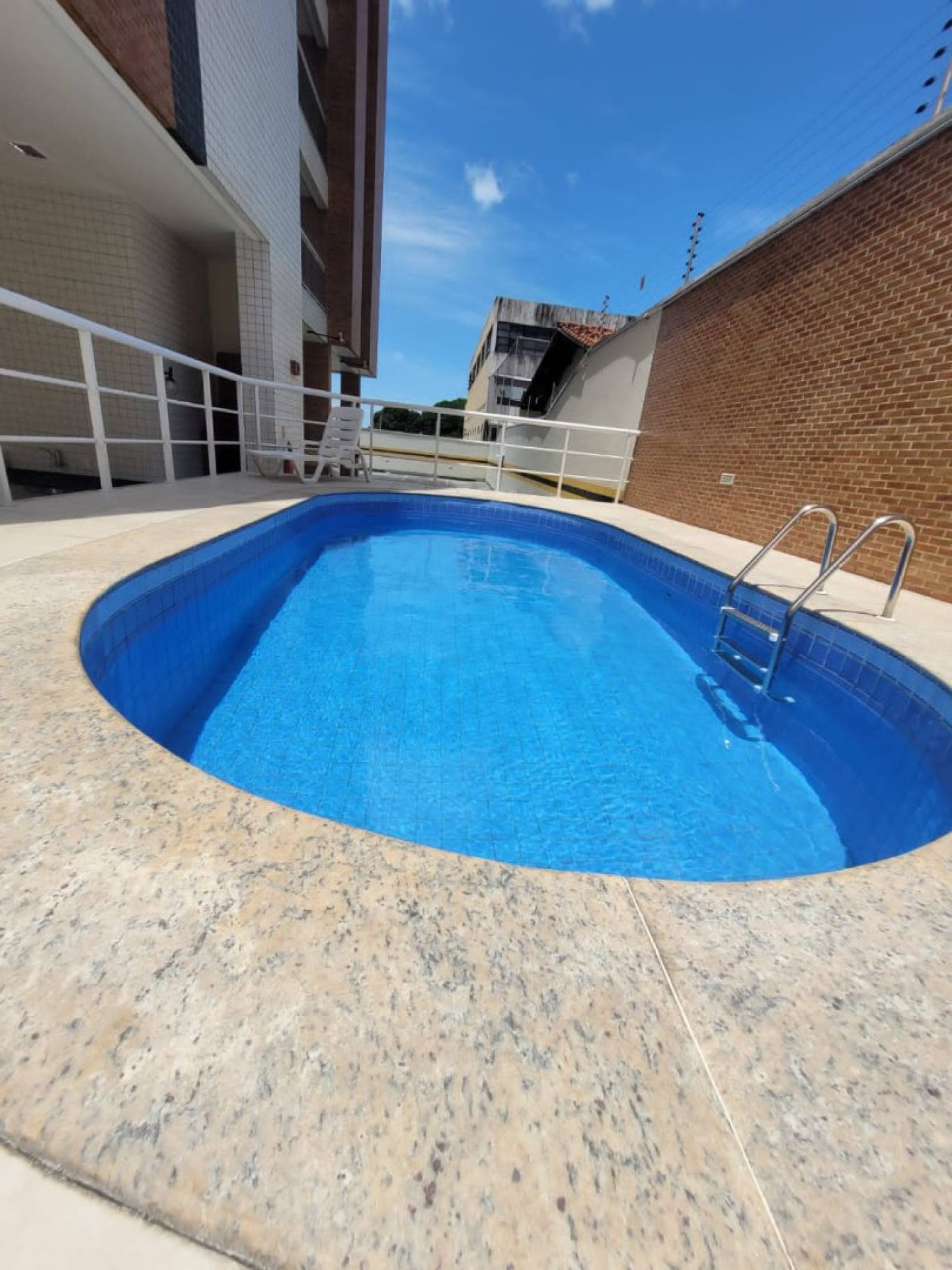 075 Alugo Apartamento 3 quartos 1 suíte 02 vagas no bairro Renascença II em São Luís