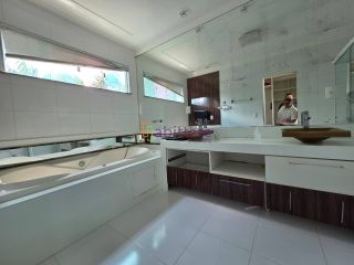 Alugo casa no Condomínio Golden Green de 600m² - 6 suítes - Olho D´agua mobiliada