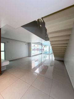 Casa triplex de 540m² de área construída com 6 suítes (1 master) no Villa Fiori