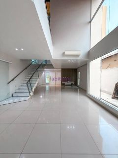 Casa triplex de 540m² de área construída com 6 suítes (1 master) no Villa Fiori