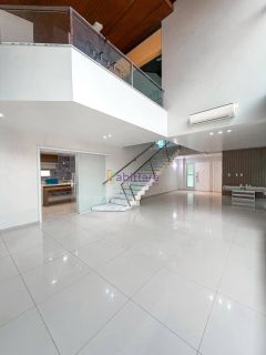 Casa triplex de 540m² de área construída com 6 suítes (1 master) no Villa Fiori