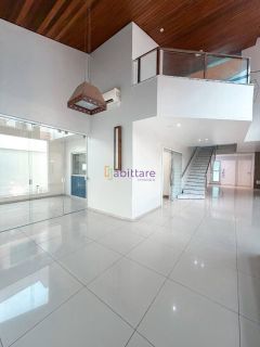 Casa triplex de 540m² de área construída com 6 suítes (1 master) no Villa Fiori