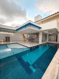 Casa triplex de 540m² de área construída com 6 suítes (1 master) no Villa Fiori