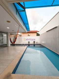 Casa triplex de 540m² de área construída com 6 suítes (1 master) no Villa Fiori