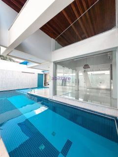 Casa triplex de 540m² de área construída com 6 suítes (1 master) no Villa Fiori