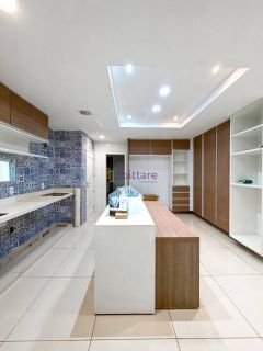 Casa triplex de 540m² de área construída com 6 suítes (1 master) no Villa Fiori