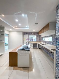 Casa triplex de 540m² de área construída com 6 suítes (1 master) no Villa Fiori