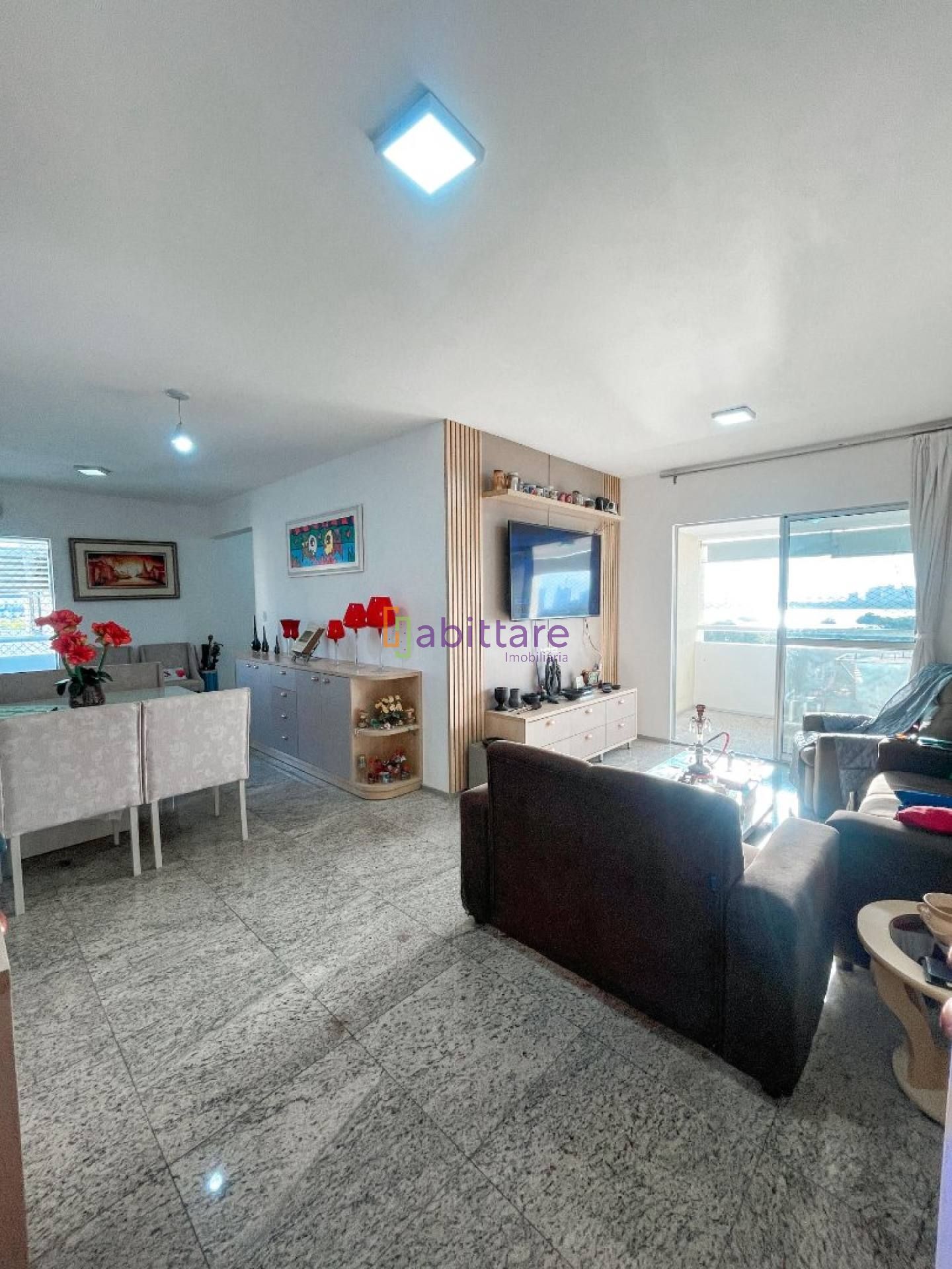 Apartamento de 130m² no Edifício Zurich com 3 quartos (1 suíte e 2 semi suítes)