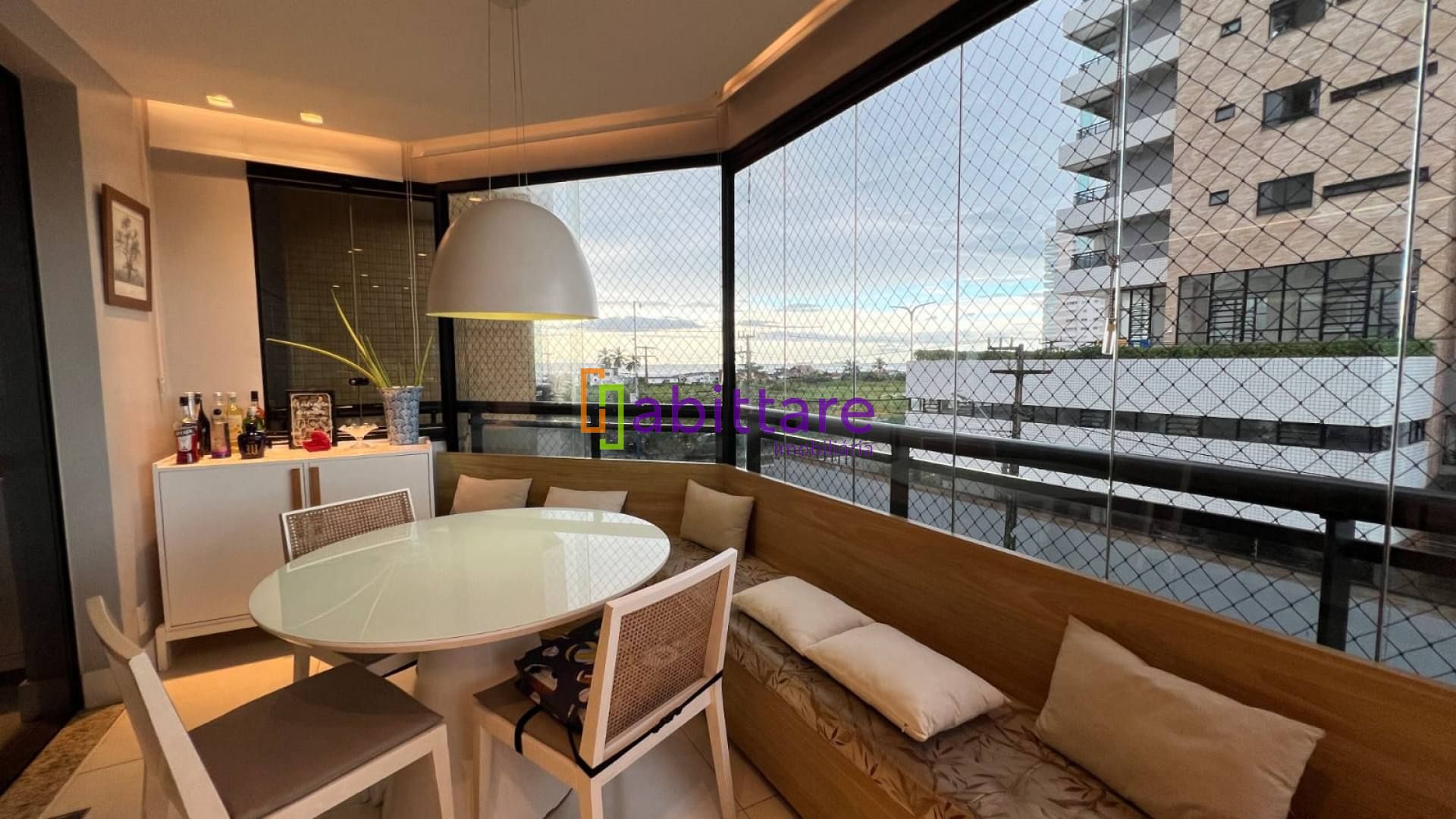 Edifício Monte Carlo - Apartamento de 145m² com 03 suítes + DCE na Península da Ponta D'areia.