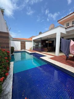 Casa de Condomínio Interlagos com 03 suítes, área de lazer privativa, na Av Mário Andreazza