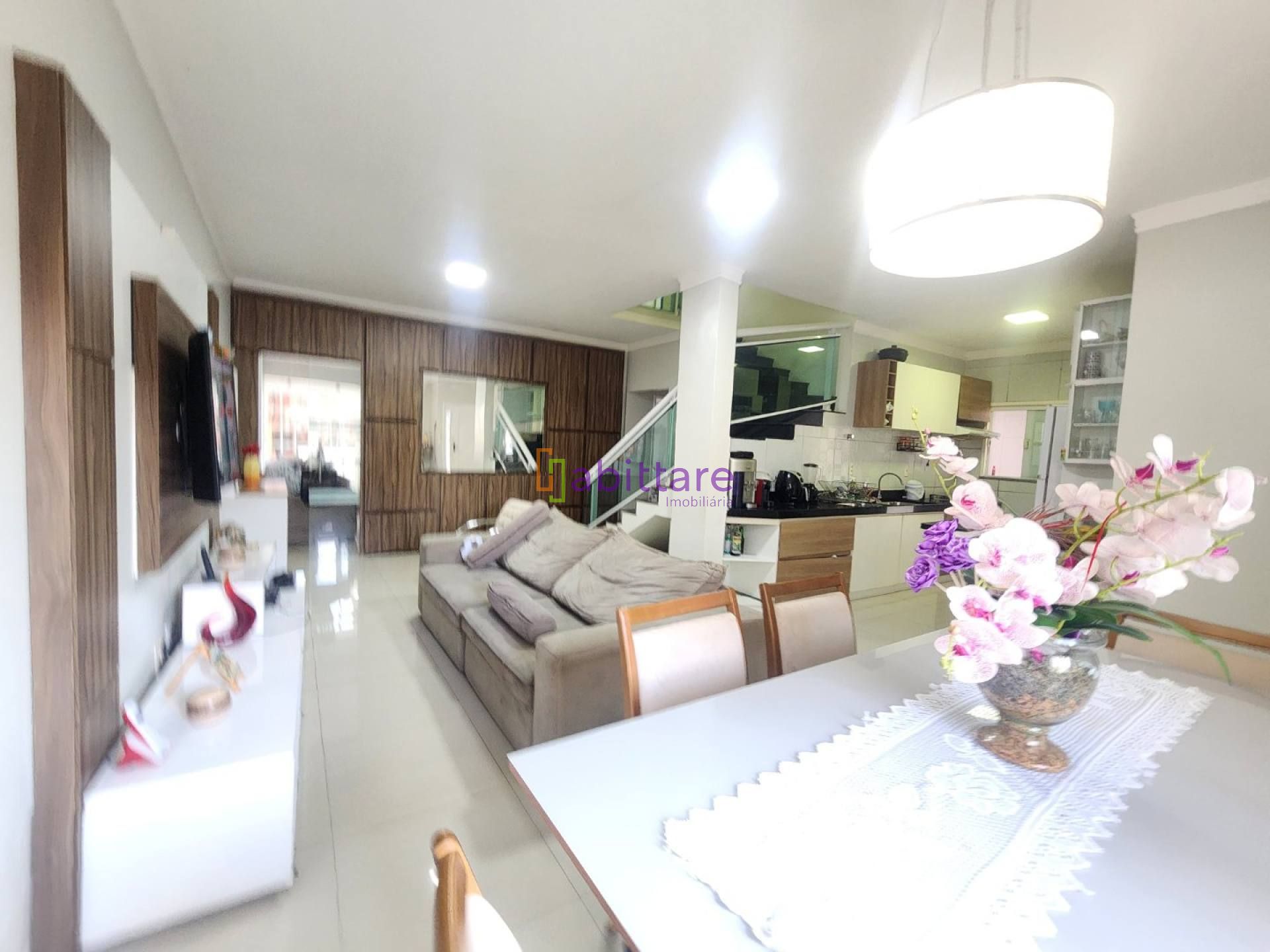 Condomínio Athenas - Casa de 250m² com 04 suítes + Área gourmet e energia solar.