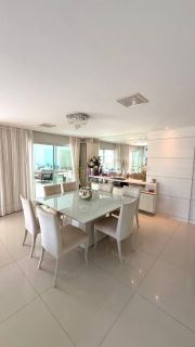 Casa duplex de 549m² no Quintas do Calhau com 03 suítes + piscina