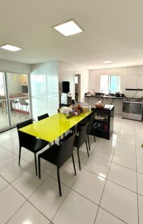 Casa duplex de 549m² no Quintas do Calhau com 03 suítes + piscina