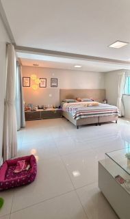 Casa duplex de 549m² no Quintas do Calhau com 03 suítes + piscina