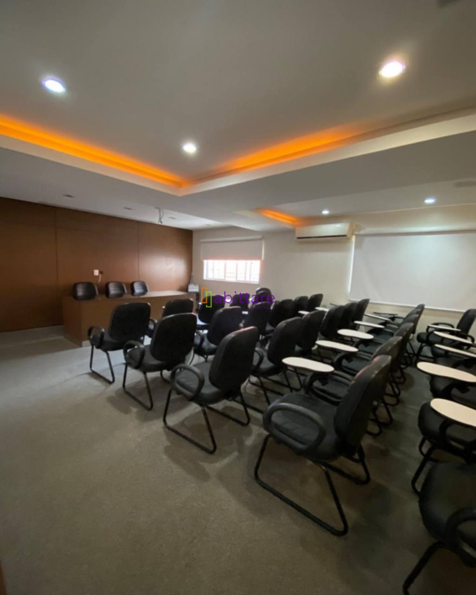 Prédio comercial com 800m² de terreno no Calhau.