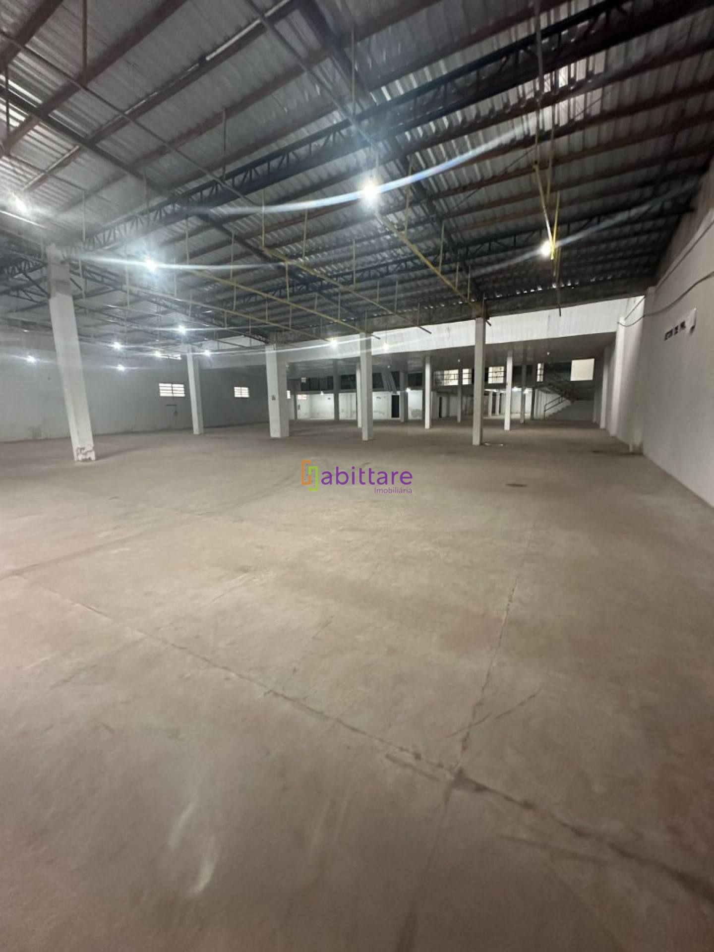 Prédio comercial de 2500m² na Avenida Kennedy com 20 vagas de estacionamento