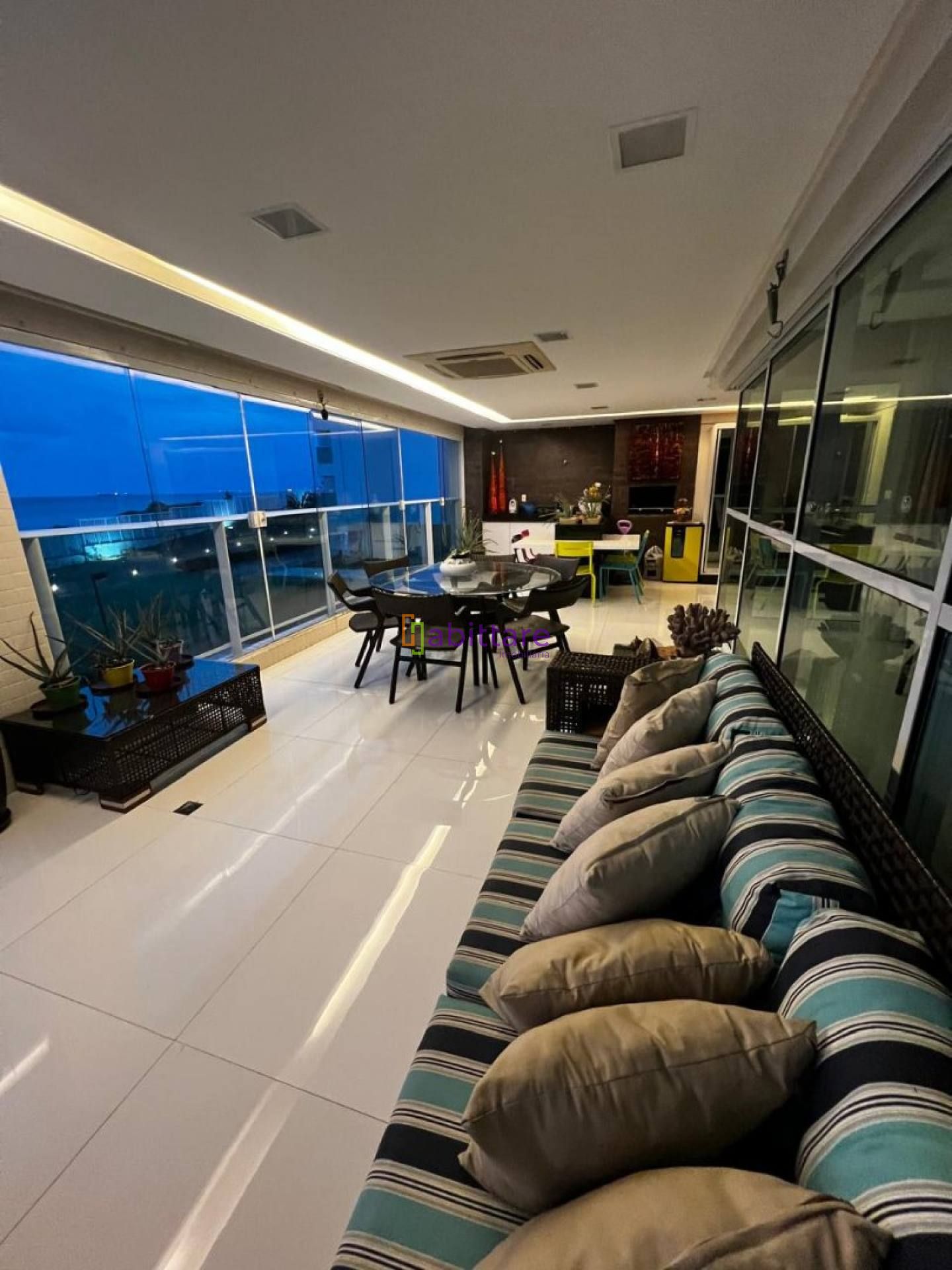 Condomínio Farol da Ilha - Apartamento de 239m² vista mar com 4 suítes na Ponta D'areia.