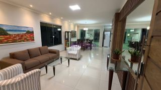 Casa duplex de 263m² no Condomínio Damha com 5 suítes (1 master) + DCE