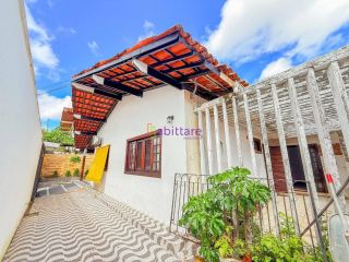 Casa de residencial fechado com 3 suítes (1 master) + DCE no Calhau - próx. à Av. Litôranea