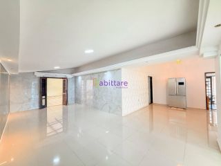 Casa de residencial fechado com 3 suítes (1 master) + DCE no Calhau - próx. à Av. Litôranea