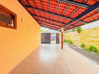 Casa de residencial fechado com 3 suítes (1 master) + DCE no Calhau - próx. à Av. Litôranea