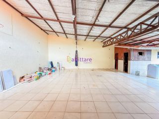 Casa de residencial fechado com 3 suítes (1 master) + DCE no Calhau - próx. à Av. Litôranea
