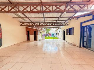 Casa de residencial fechado com 3 suítes (1 master) + DCE no Calhau - próx. à Av. Litôranea