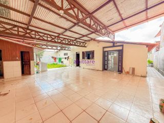 Casa de residencial fechado com 3 suítes (1 master) + DCE no Calhau - próx. à Av. Litôranea