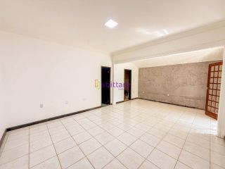 Casa de residencial fechado com 3 suítes (1 master) + DCE no Calhau - próx. à Av. Litôranea