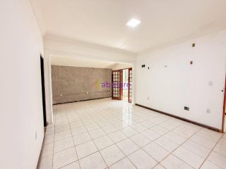 Casa de residencial fechado com 3 suítes (1 master) + DCE no Calhau - próx. à Av. Litôranea
