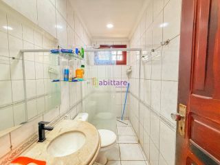 Casa de residencial fechado com 3 suítes (1 master) + DCE no Calhau - próx. à Av. Litôranea