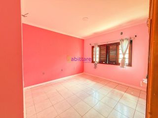 Casa de residencial fechado com 3 suítes (1 master) + DCE no Calhau - próx. à Av. Litôranea