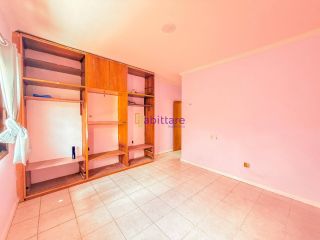 Casa de residencial fechado com 3 suítes (1 master) + DCE no Calhau - próx. à Av. Litôranea