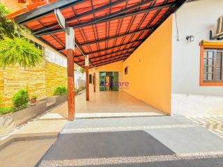 Casa de residencial fechado com 3 suítes (1 master) + DCE no Calhau - próx. à Av. Litôranea