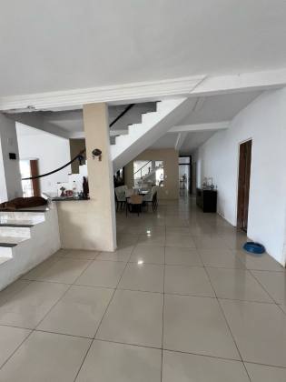 Casa residencial de 500m² com 05 suítes no Quintas do Calhau